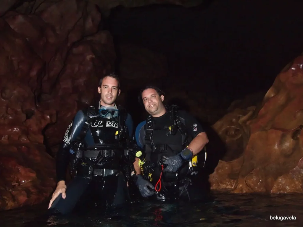 Grupo de buceadores explorando cuevas de Punta Rasa en Formentera