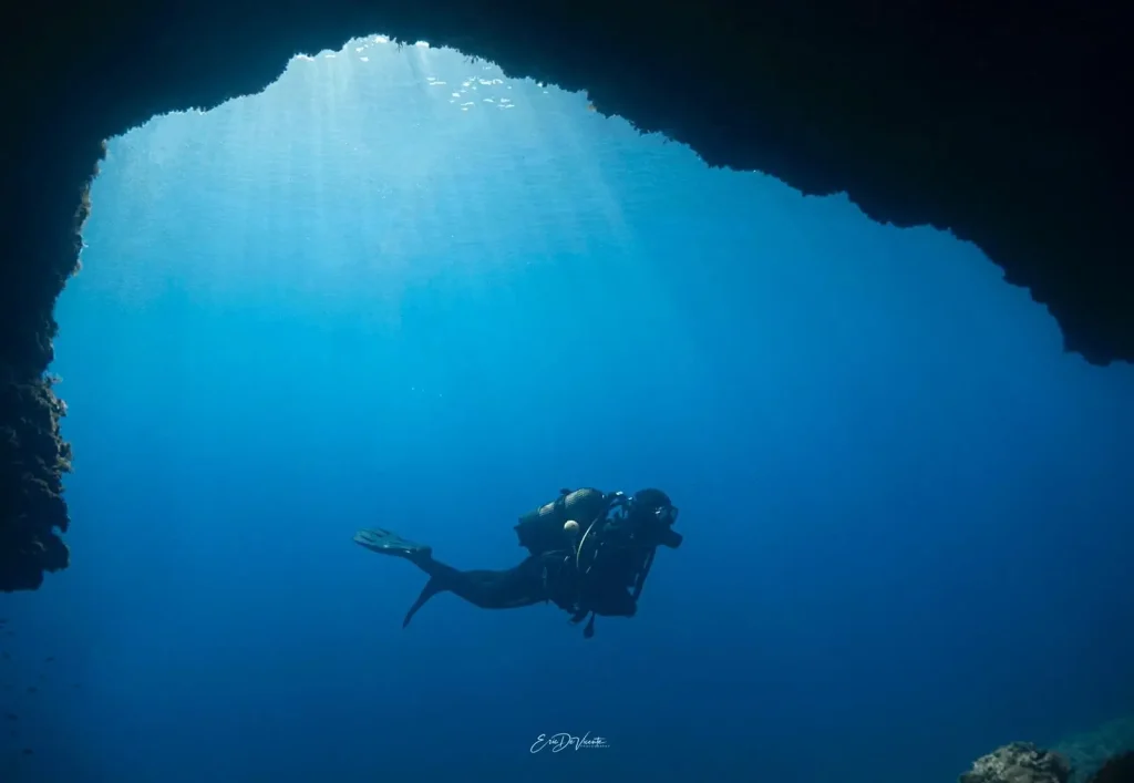 Buceador en túnel submarino de columnas de Hércules y cueva de la luz Ibiza