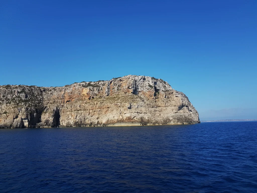 Buceo en columnas de Hércules y cueva de la luz en Ibiza con vista exterior