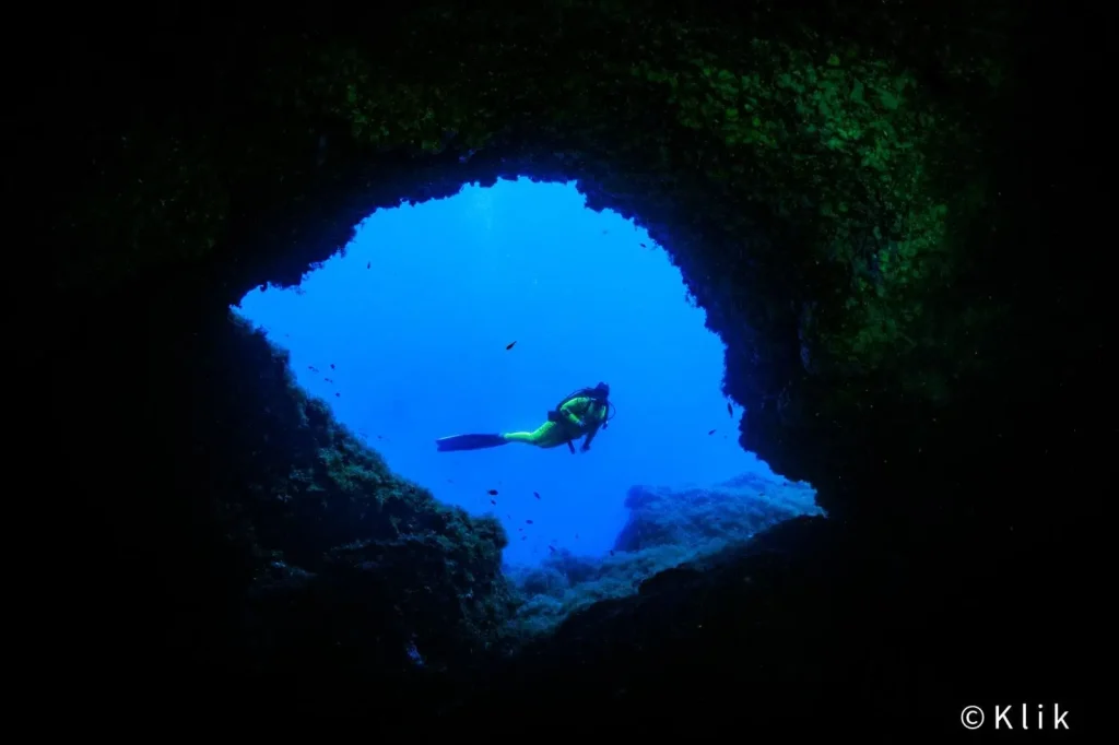 Entrada azul a cueva de la luz en columnas de Hércules Ibiza buceo