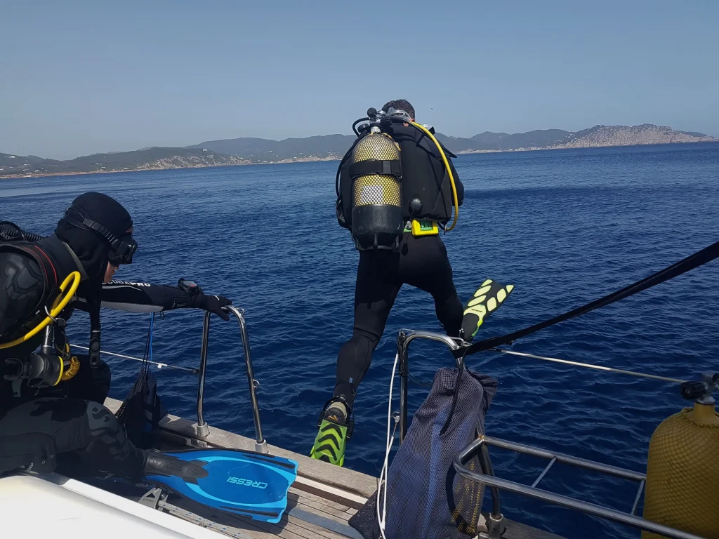 Buceo en Es Frare Ibiza con salida desde embarcación hacia zona de inmersión