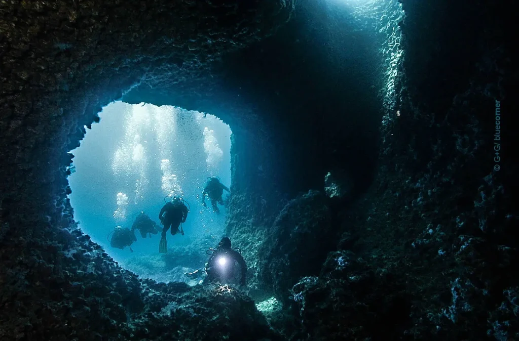 Buceo en Illa Murada dentro de cueva submarina con luz natural en Ibiza