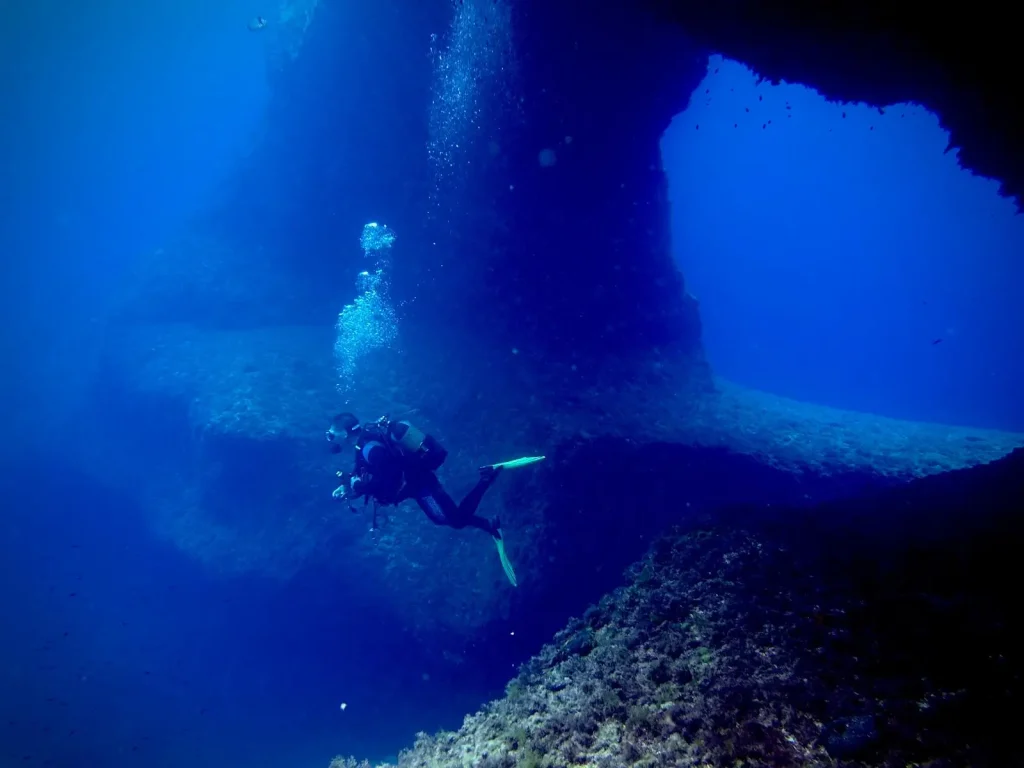 Buceo en Illa Murada junto a pared submarina con gran profundidad