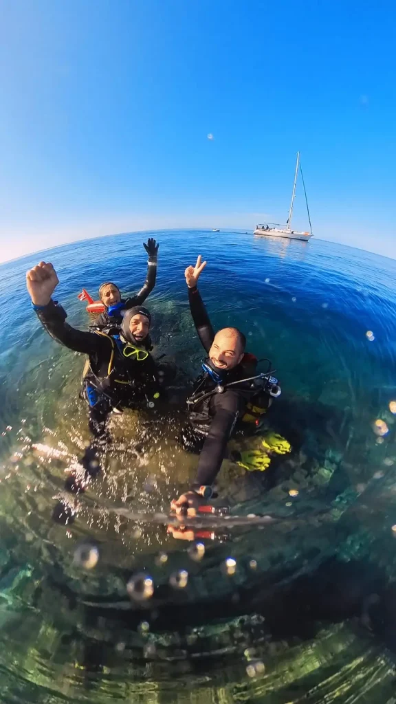Grupo de buceadores en superficie tras inmersión en La Bota en Ibiza