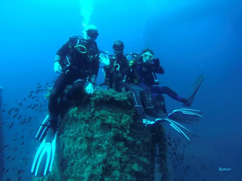 Grupo de buceadores sobre columna submarina en la Plataforma