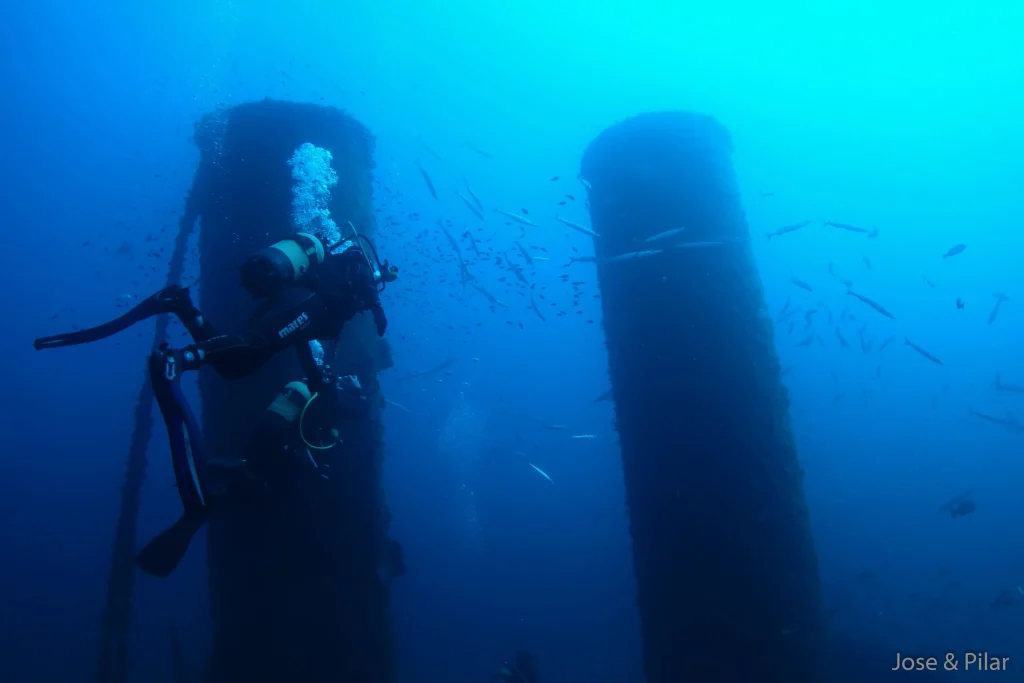 Buceador explorando estructuras submarinas en la Plataforma