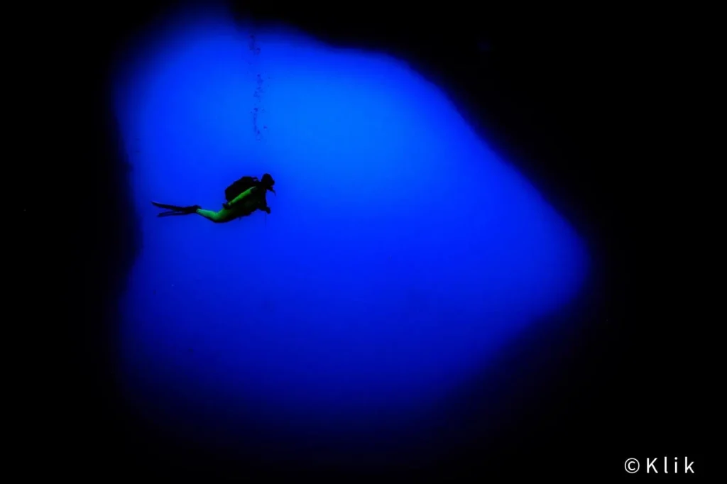 Entrada azul a cueva de la luz en columnas de Hércules Ibiza buceo