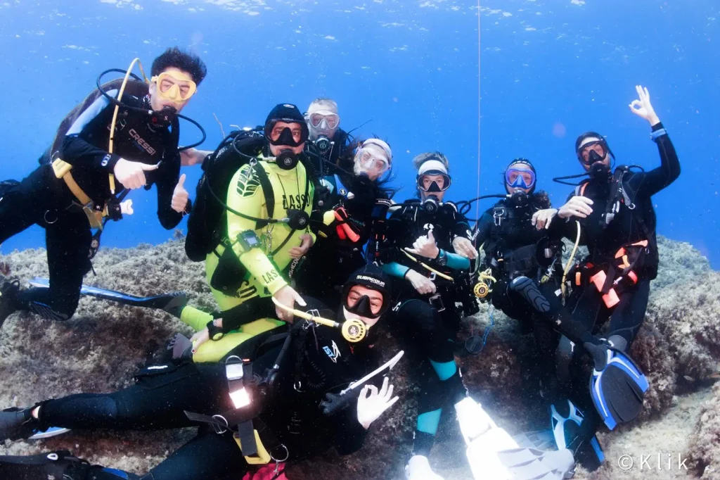 Grupo de buceadores disfrutando inmersión en La Bota Ibiza