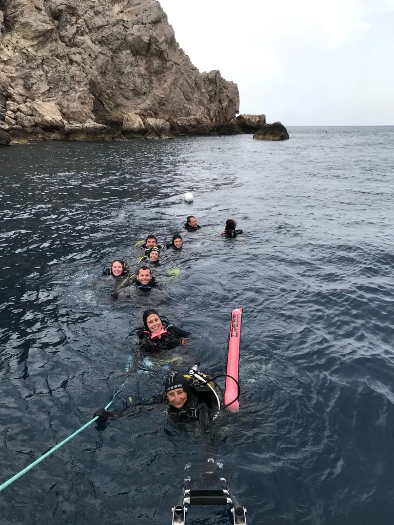 Grupo de buceadores en superficie preparando inmersión en Lladó Sur