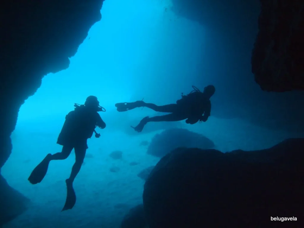 Inmersión al interior de la cueva para exploración en Punta Rasa