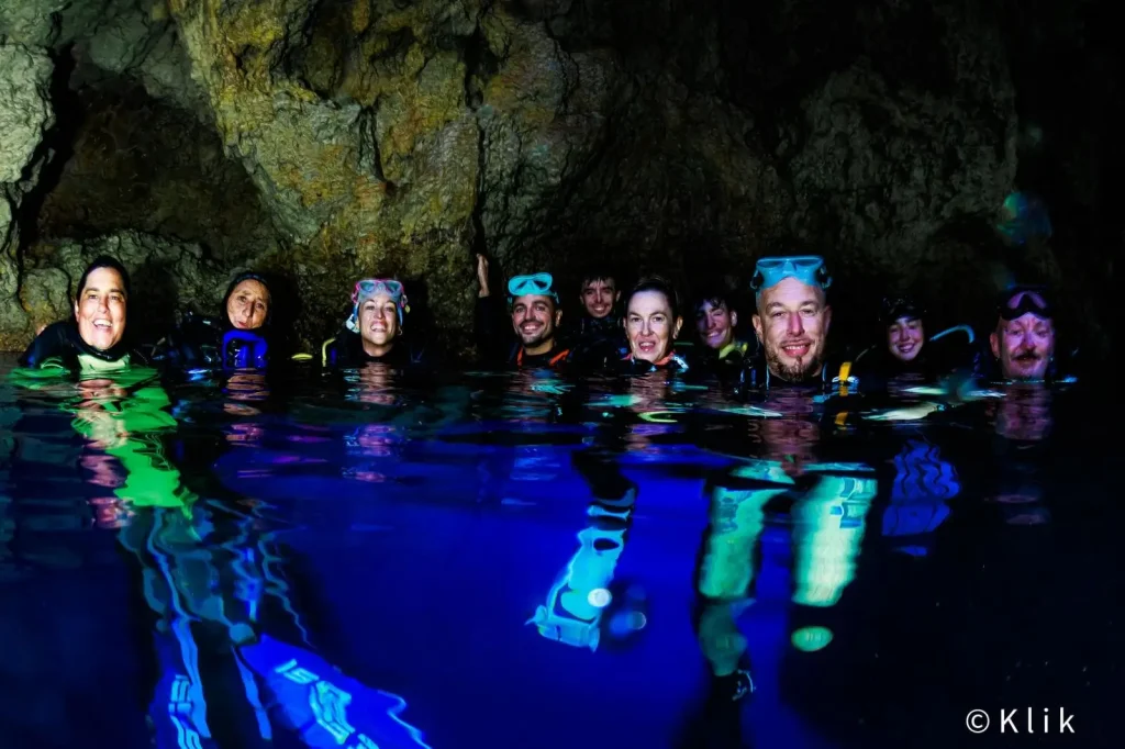 Grupo de buceo en cueva de la luz columnas de Hércules Ibiza