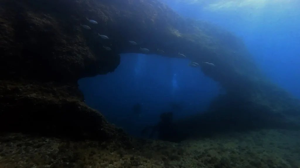 Restos submarinos en el Arco desde Formentera en una zona de exploración de buceo